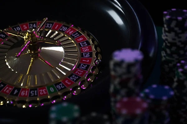 Live Super Sic Bo table with croupier and dice container on bimoin88 mobile